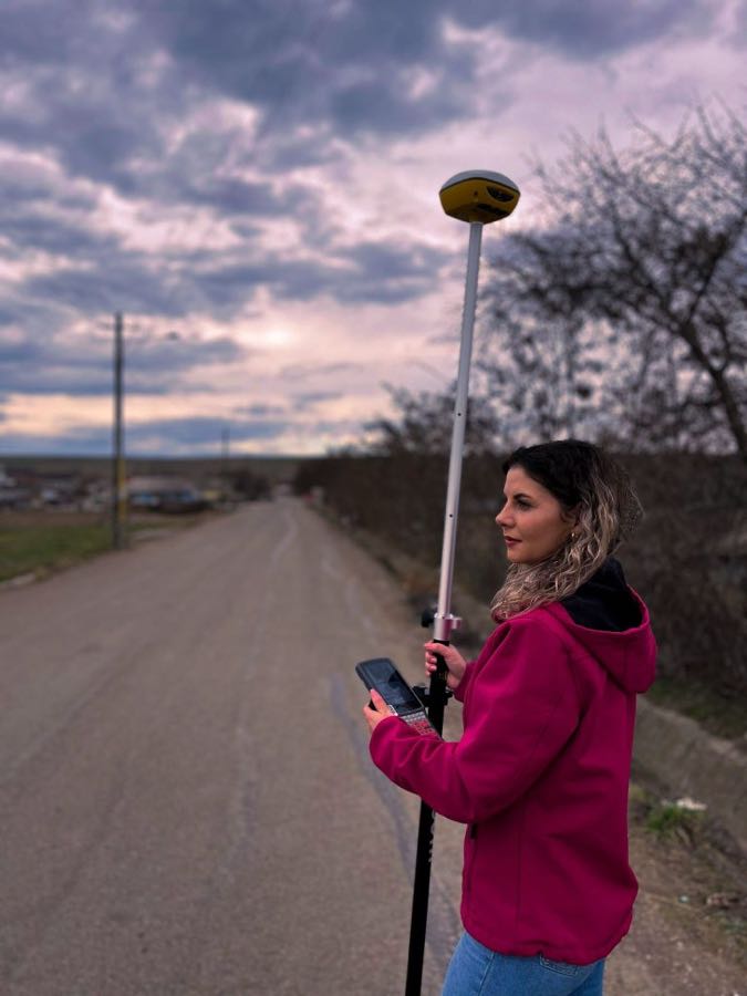 Echipa Topocond realizând măsurători pentru servicii de cadastru și topografie în Botoșani
